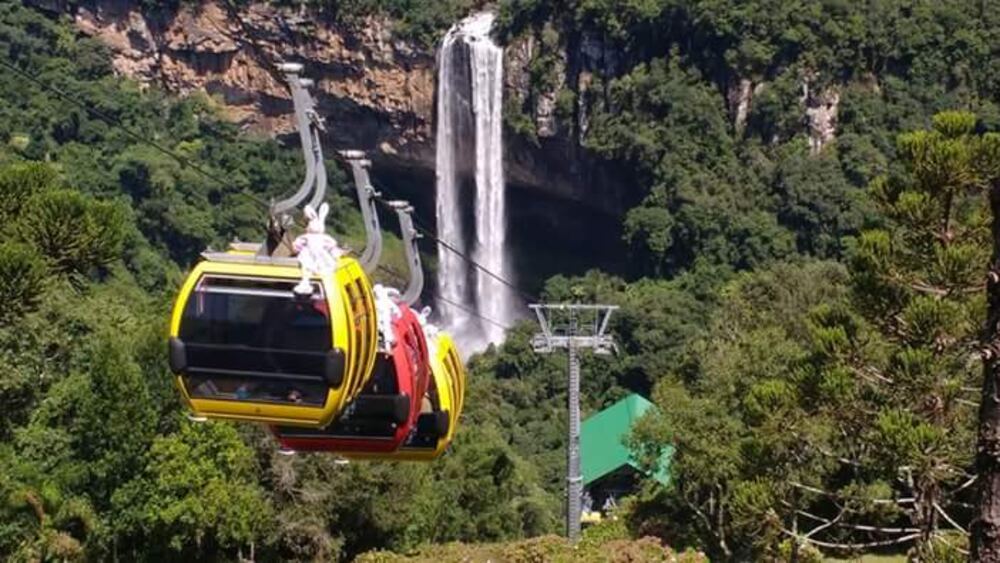 Bondinhos com vista para a Cascata do Caracol, em Canela